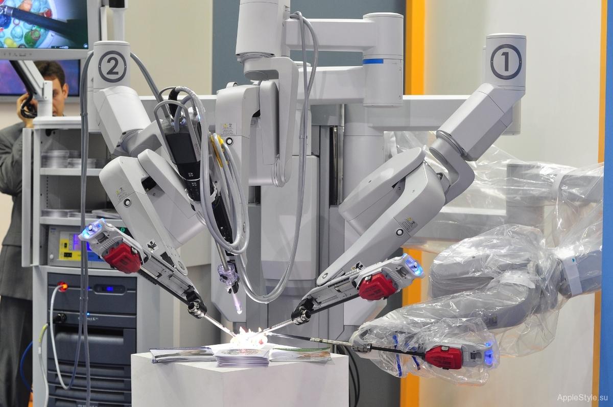 Пом в медицине. Da Vinci робот-хирург. Робот DAVINCI операция. Робототехника в медицине. Робот манипулятор в медицине.